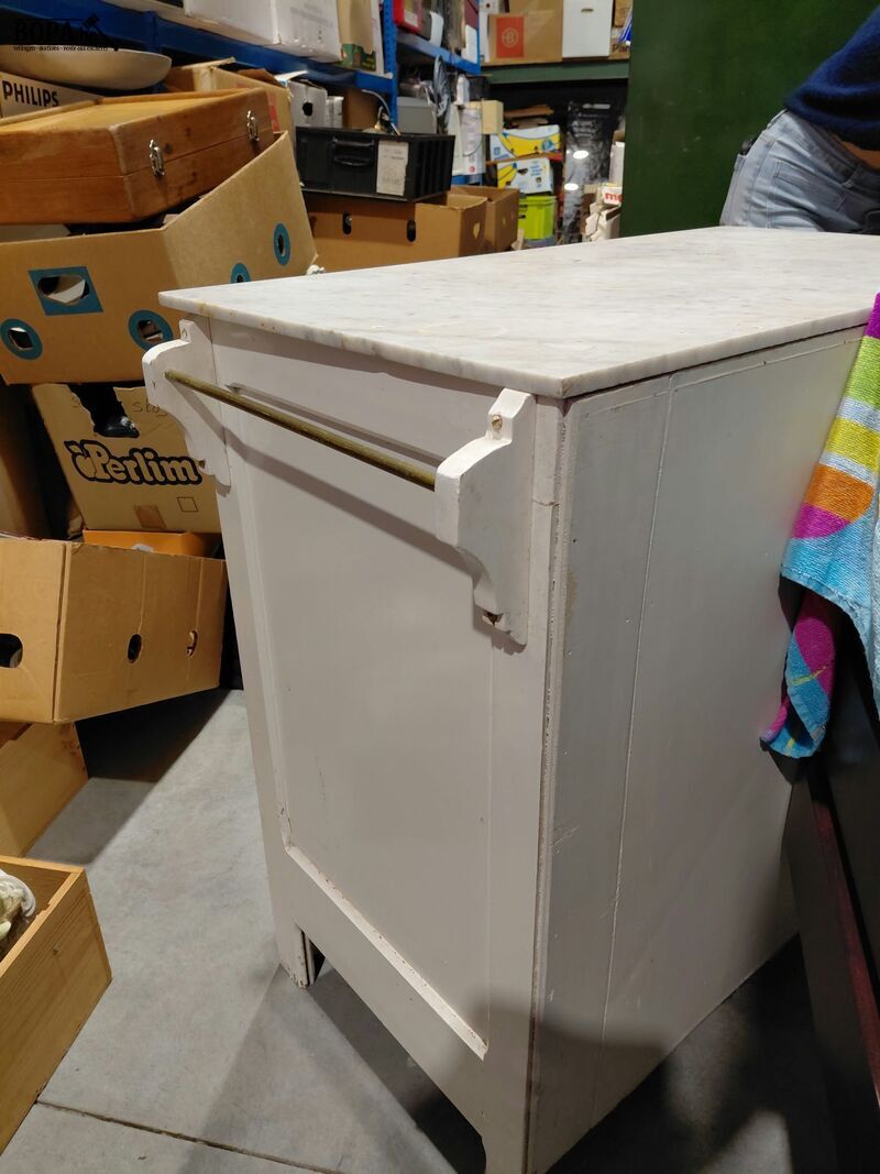 Wit gelakte kast met marmeren blad – foto 3 – kavel bij BOPA Auctions, Aarsele