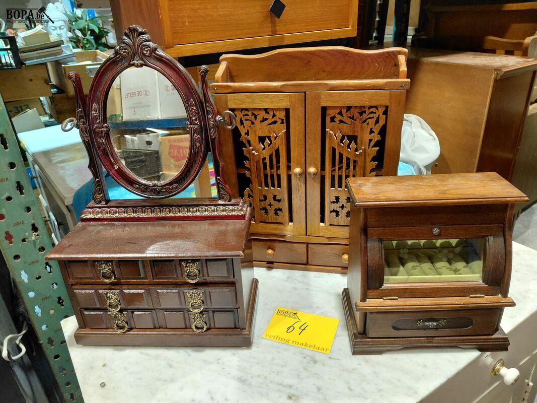 Juwelen meubeltjes in houtsnijwerk - 3 stuks – foto 2 – kavel bij BOPA Auctions, Aarsele