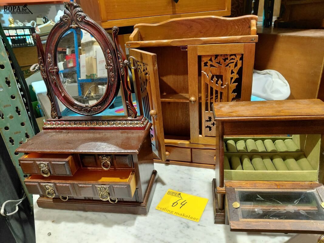 Juwelen meubeltjes in houtsnijwerk - 3 stuks – foto 3 – kavel bij BOPA Auctions, Aarsele