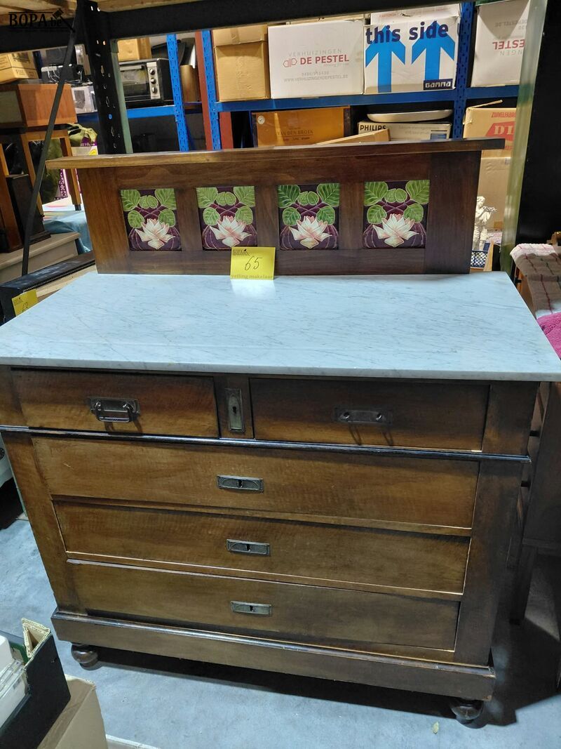 Antiek meubel commode met keramische tegels en marmeren blad – foto 2 – kavel bij BOPA Auctions, Aarsele