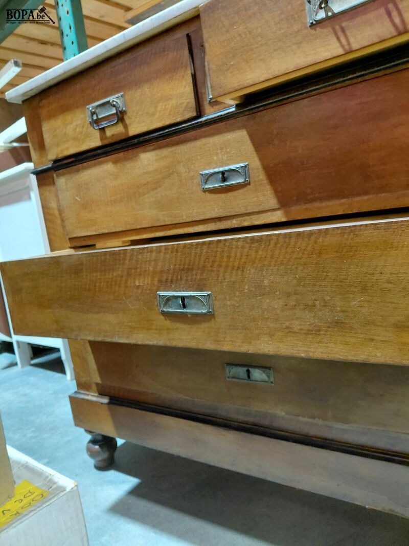 Antiek meubel commode met keramische tegels en marmeren blad – foto 6 – kavel bij BOPA Auctions, Aarsele