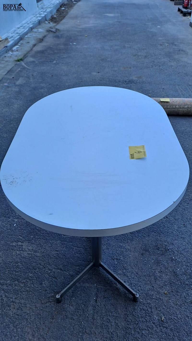 Vintage ovale eettafel met wit blad en kenmerkend metalen on – foto 3 – kavel bij BOPA Auctions, Aarsele