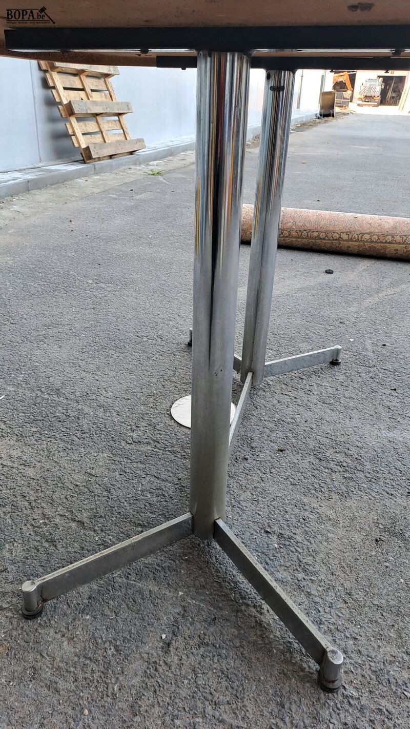 Vintage ovale eettafel met wit blad en kenmerkend metalen on – foto 4 – kavel bij BOPA Auctions, Aarsele