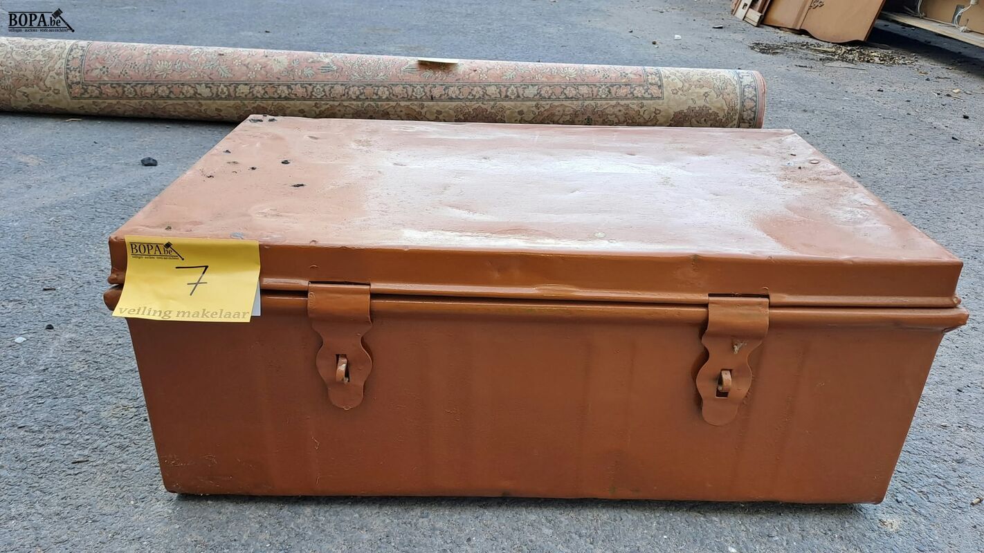 Roestbruine industriële metalen opbergkist – foto 2 – kavel bij BOPA Auctions, Aarsele