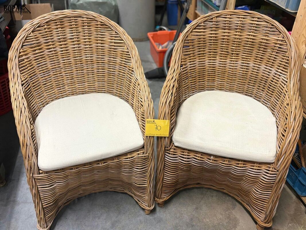 Rotan fauteuils gebogen kuipdesign met kussen - 2 stuks – foto 2 – kavel bij BOPA Auctions, Aarsele