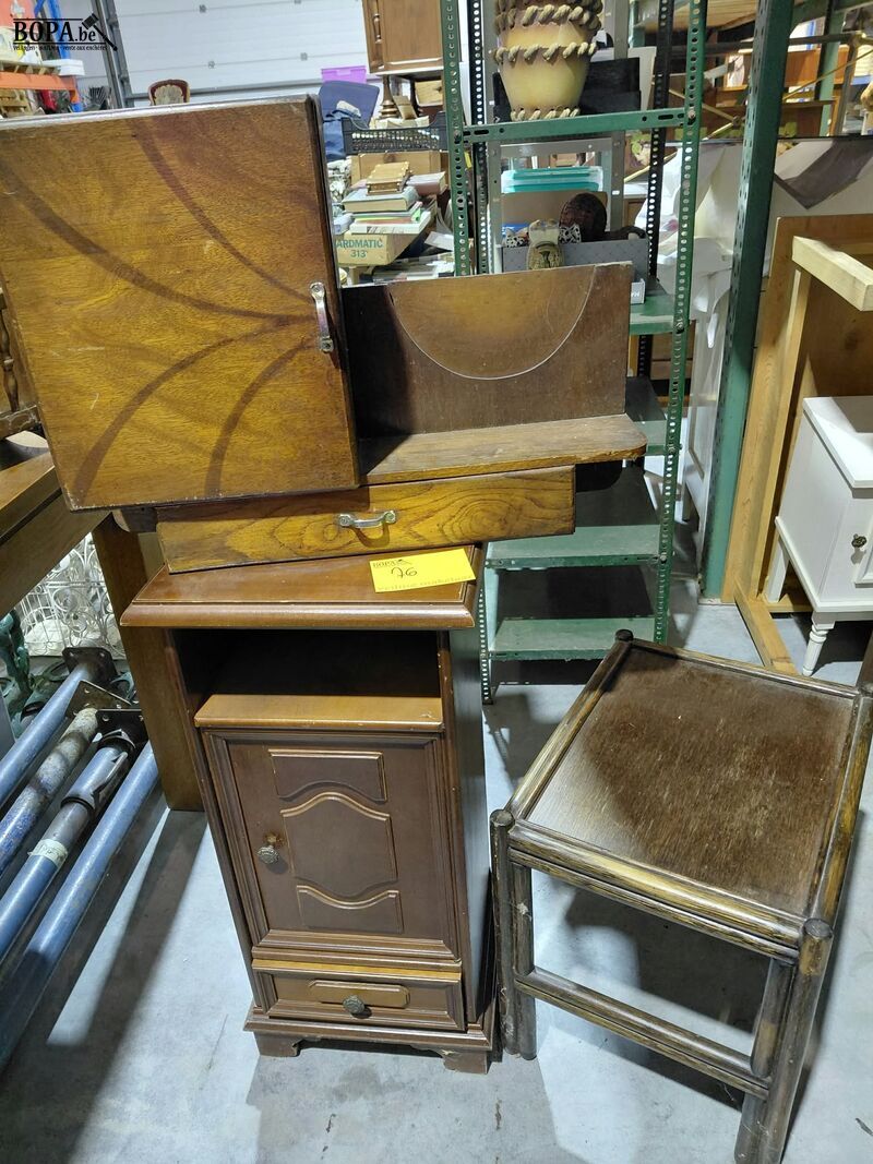 Lot houten meubelkastjes en tafel – foto 2 – kavel bij BOPA Auctions, Aarsele