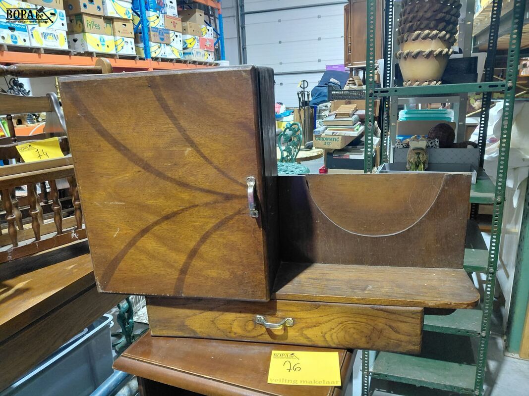 Lot houten meubelkastjes en tafel – foto 3 – kavel bij BOPA Auctions, Aarsele
