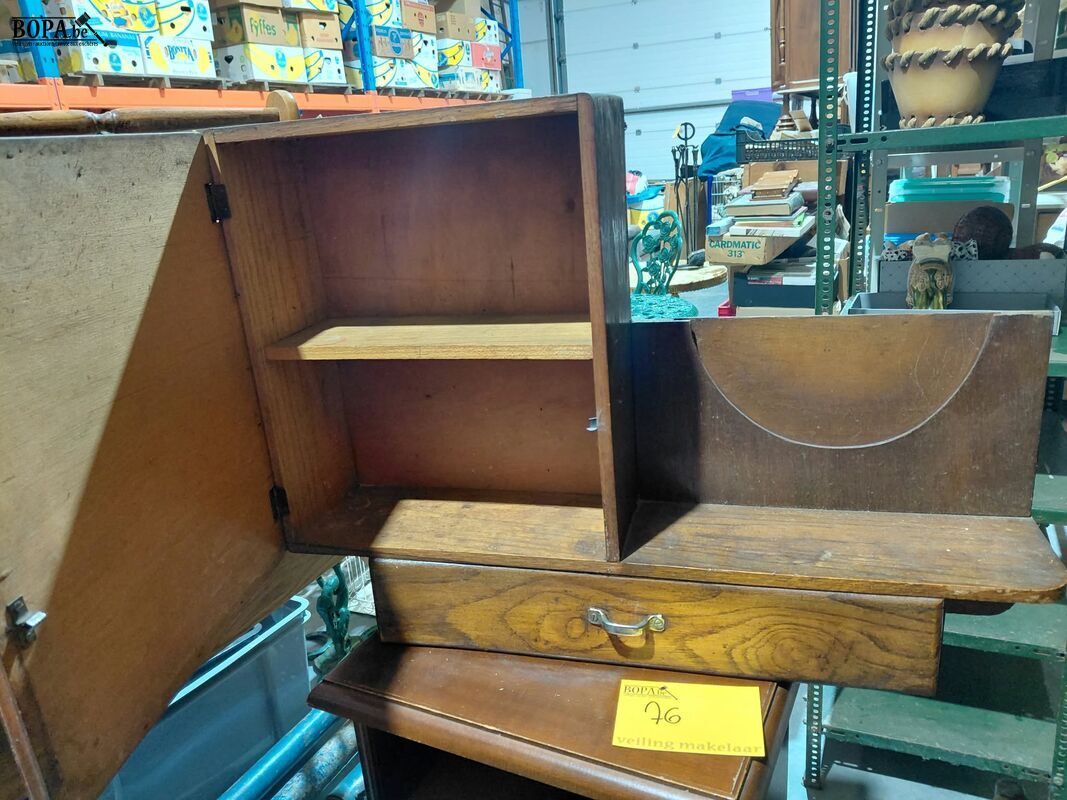 Lot houten meubelkastjes en tafel – foto 4 – kavel bij BOPA Auctions, Aarsele