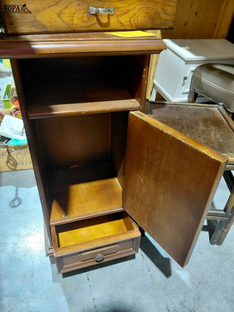 Lot houten meubelkastjes en tafel – foto 5 – kavel bij BOPA Auctions, Aarsele