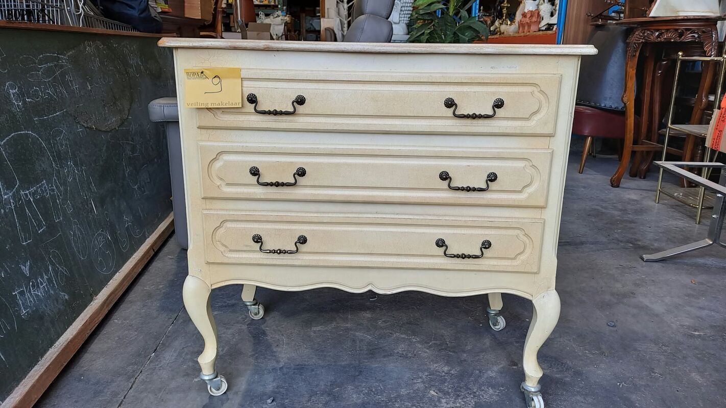 Vintage cremekleurige kast met donkerblauwe lades en sierlij – foto 2 – kavel bij BOPA Auctions, Aarsele