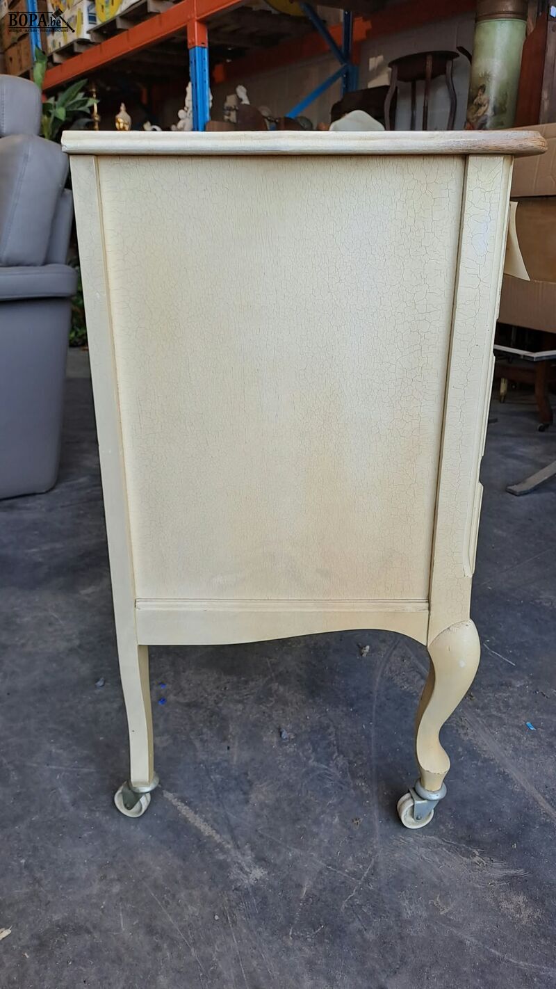 Vintage cremekleurige kast met donkerblauwe lades en sierlij – foto 3 – kavel bij BOPA Auctions, Aarsele