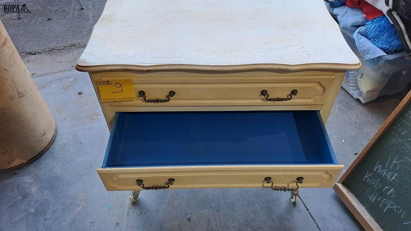Vintage cremekleurige kast met donkerblauwe lades en sierlij – foto 4 – kavel bij BOPA Auctions, Aarsele