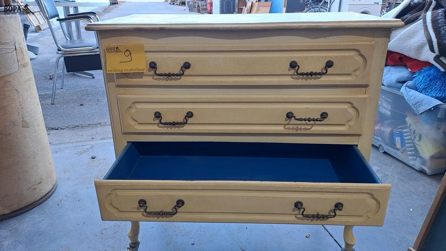 Vintage cremekleurige kast met donkerblauwe lades en sierlij – foto 5 – kavel bij BOPA Auctions, Aarsele