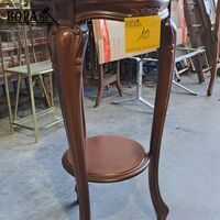 Sierlijke houten bijzettafel met blad in vlechtwerk en glas – kavel bij BOPA Auctions, Aarsele