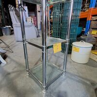 Sidetable in glanzend chrome en glazen legplanken – kavel bij BOPA Auctions, Aarsele