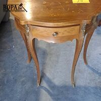 Bijzettafel Lodewijk XV stijl walnotenhout met bloeminlegwer – kavel bij BOPA Auctions, Aarsele