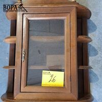 Vintage houten wandvitrinekast – kavel bij BOPA Auctions, Aarsele