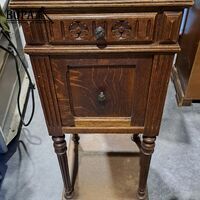 Meubelkastje met marmeren blad – kavel bij BOPA Auctions, Aarsele