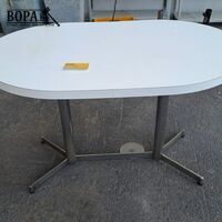 Vintage ovale eettafel met wit blad en kenmerkend metalen on – kavel bij BOPA Auctions, Aarsele