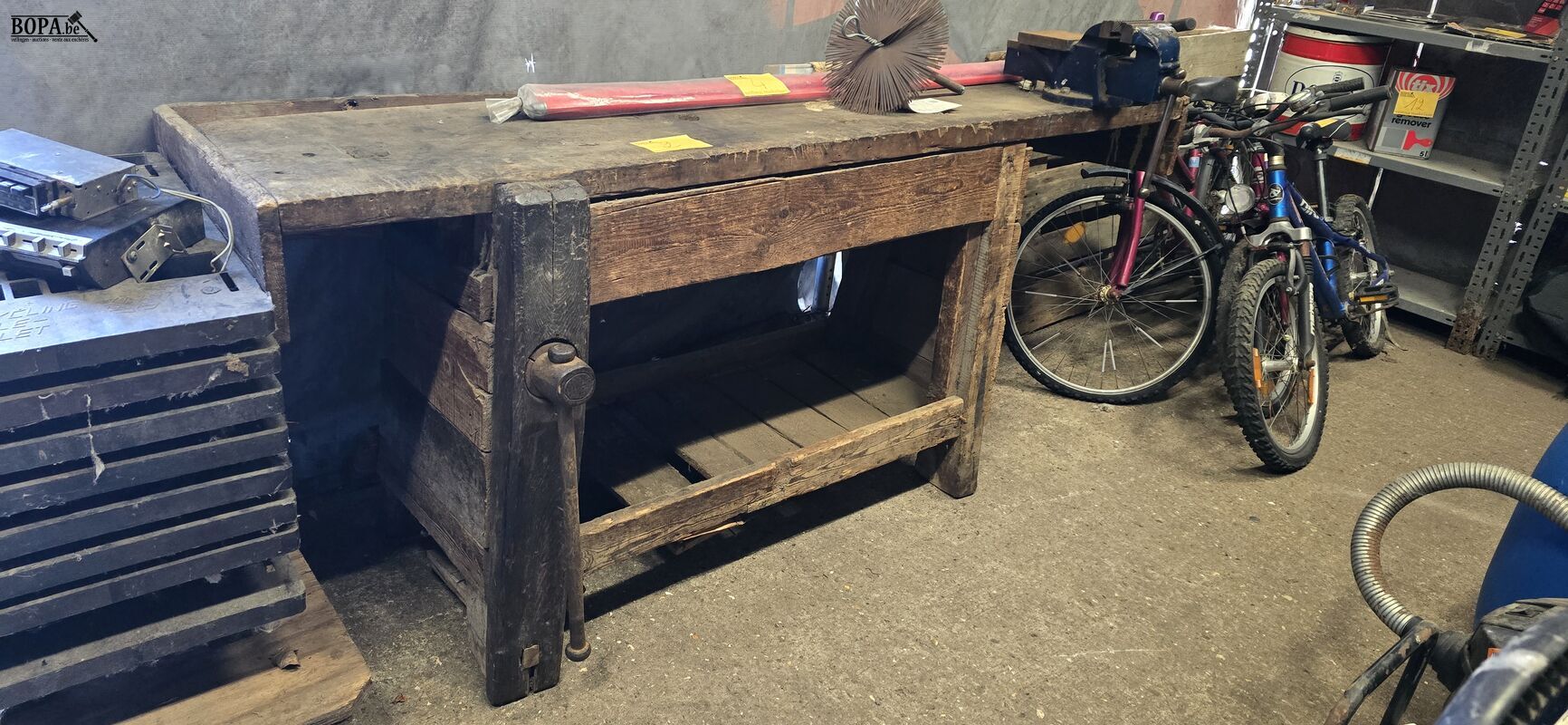 Houten werkbank met bankschroef – foto 2 – kavel bij BOPA Auctions, Ieper