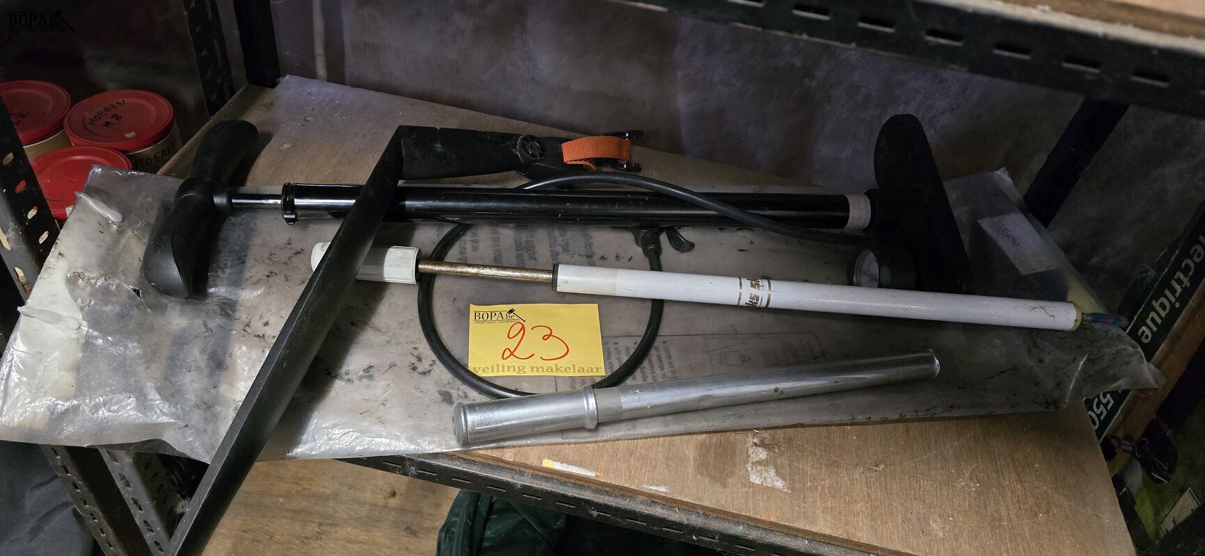 Lot fietspompen + spatbord – foto 2 – kavel bij BOPA Auctions, Ieper