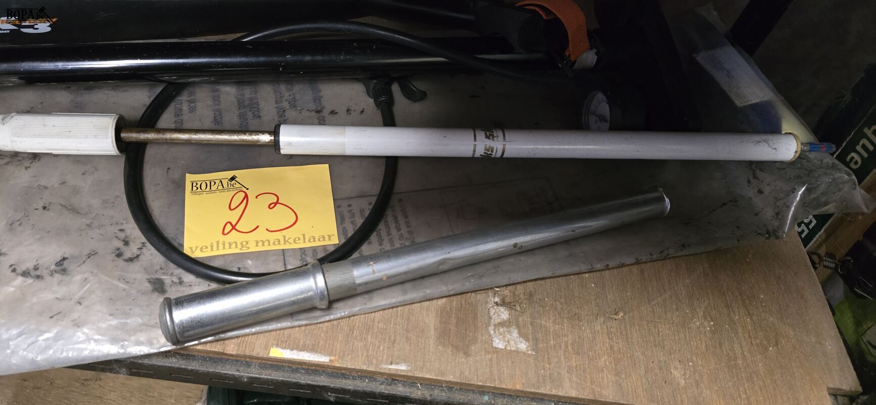 Lot fietspompen + spatbord – foto 3 – kavel bij BOPA Auctions, Ieper