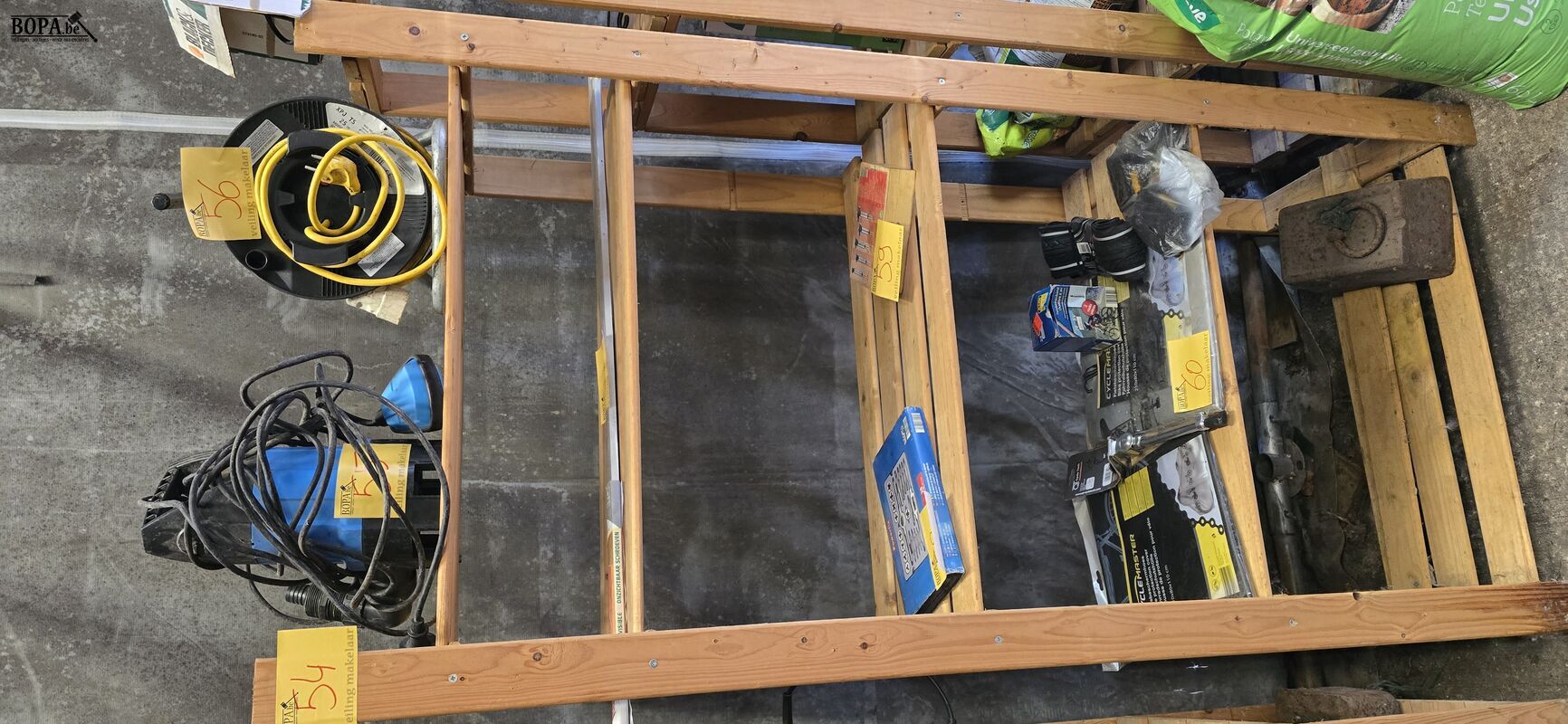 Houten rek 5 legplanken – foto 2 – kavel bij BOPA Auctions, Ieper