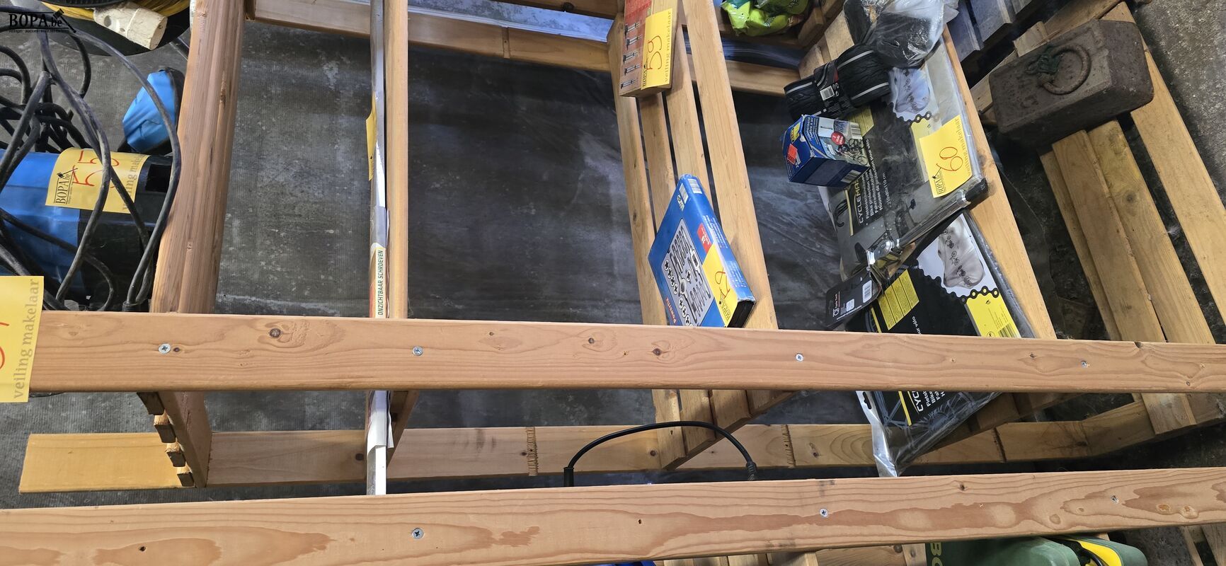 Houten rek 5 legplanken – foto 3 – kavel bij BOPA Auctions, Ieper