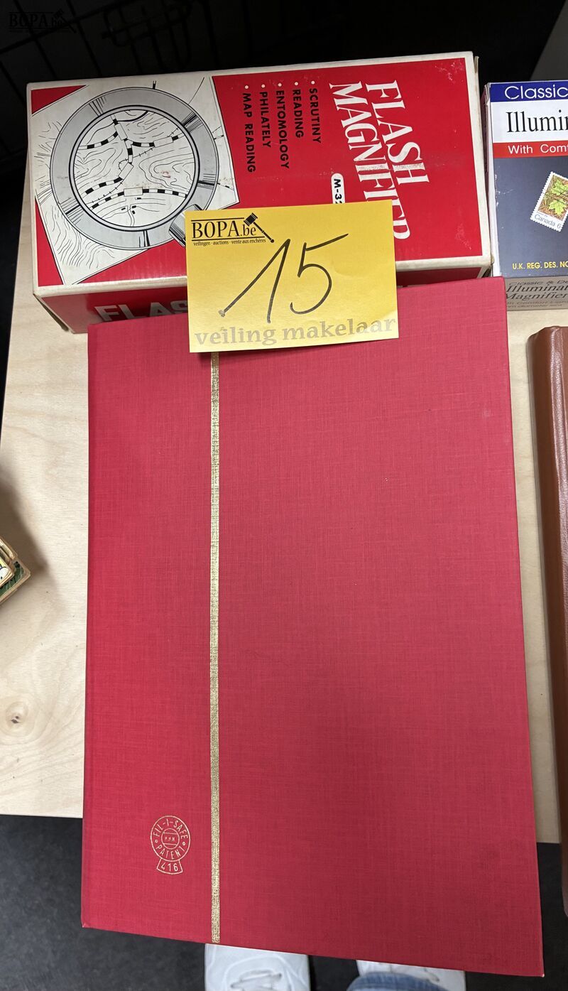 Postzegelverzameling met vergrootglas – foto 2 – kavel bij BOPA Auctions, Ieper