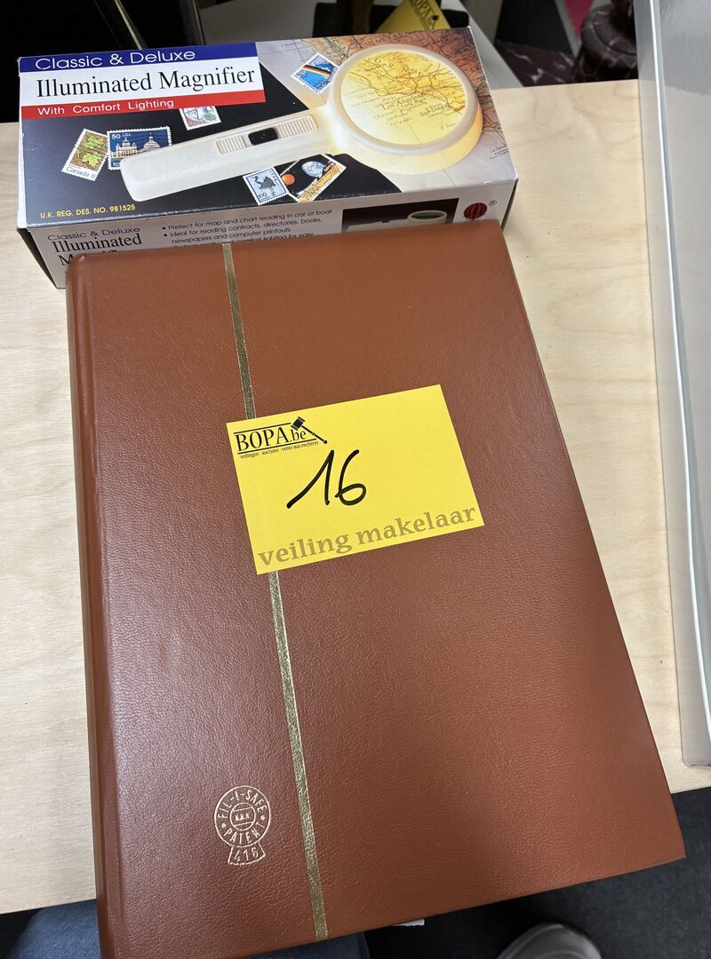 Postzegelverzameling met vergrootglas – foto 2 – kavel bij BOPA Auctions, Ieper
