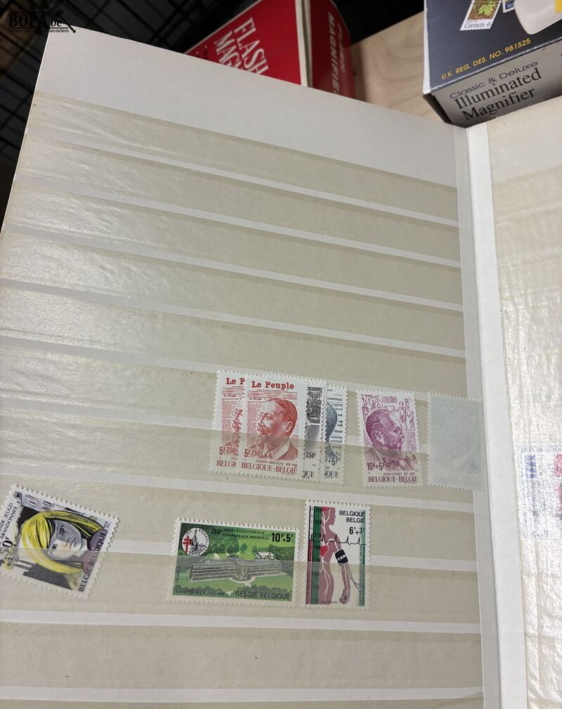 Postzegelverzameling met vergrootglas – foto 5 – kavel bij BOPA Auctions, Ieper