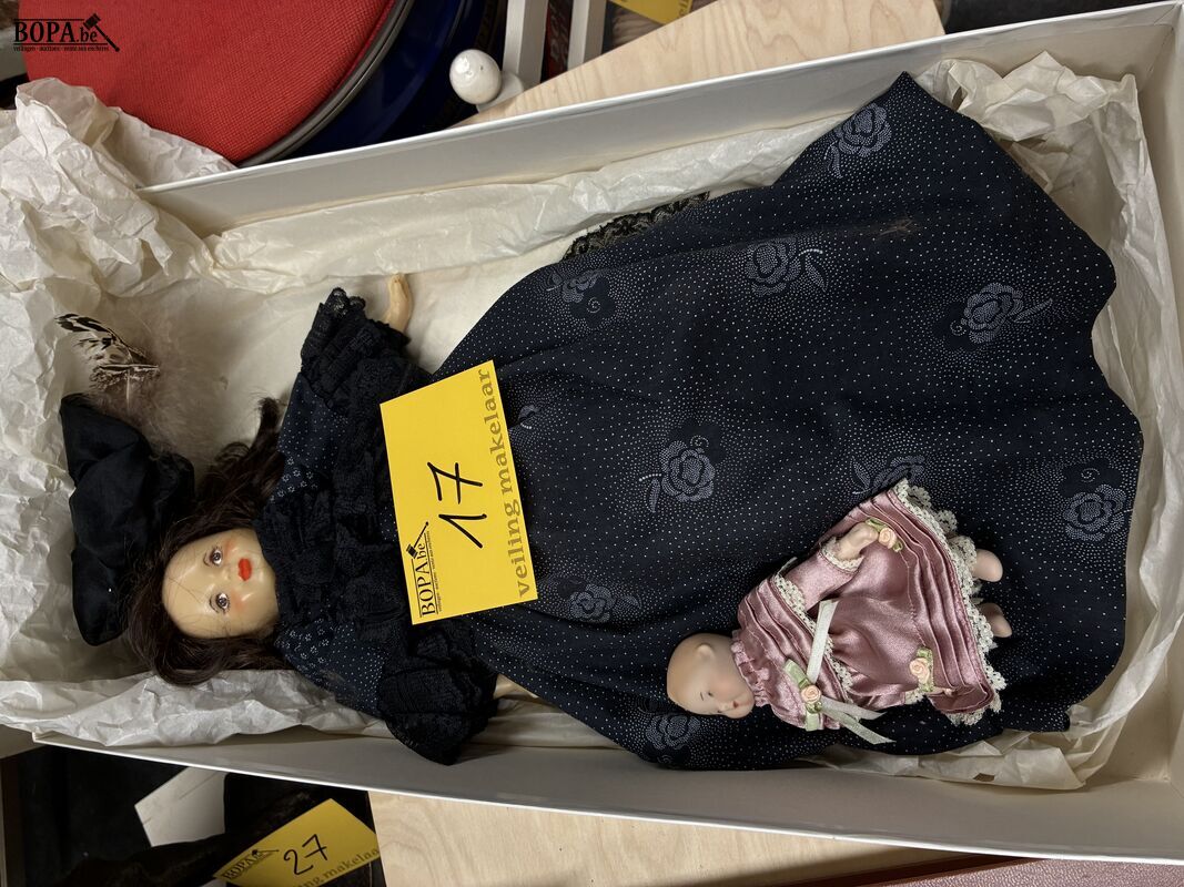 Antieke porseleinen pop met kleine baby-pop – foto 2 – kavel bij BOPA Auctions, Ieper
