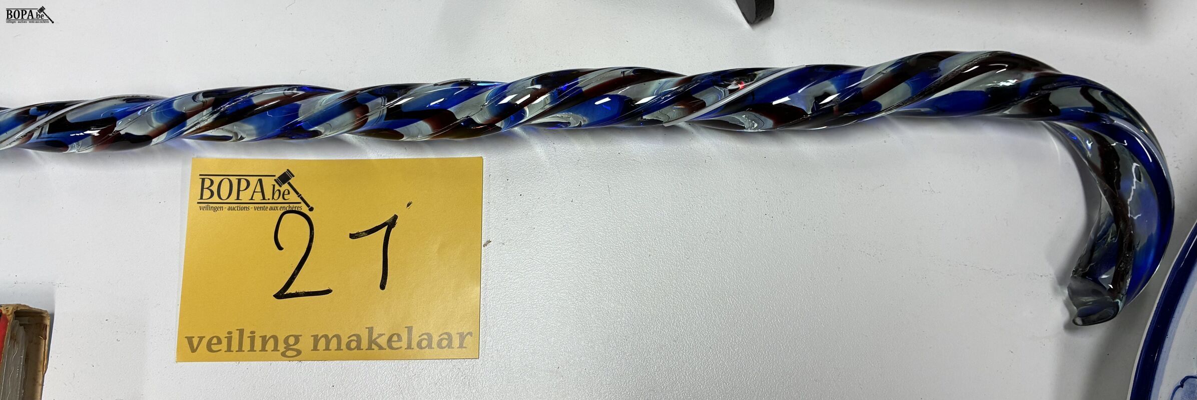 Gedraaide glazen wandelstok/paradestok – foto 2 – kavel bij BOPA Auctions, Ieper