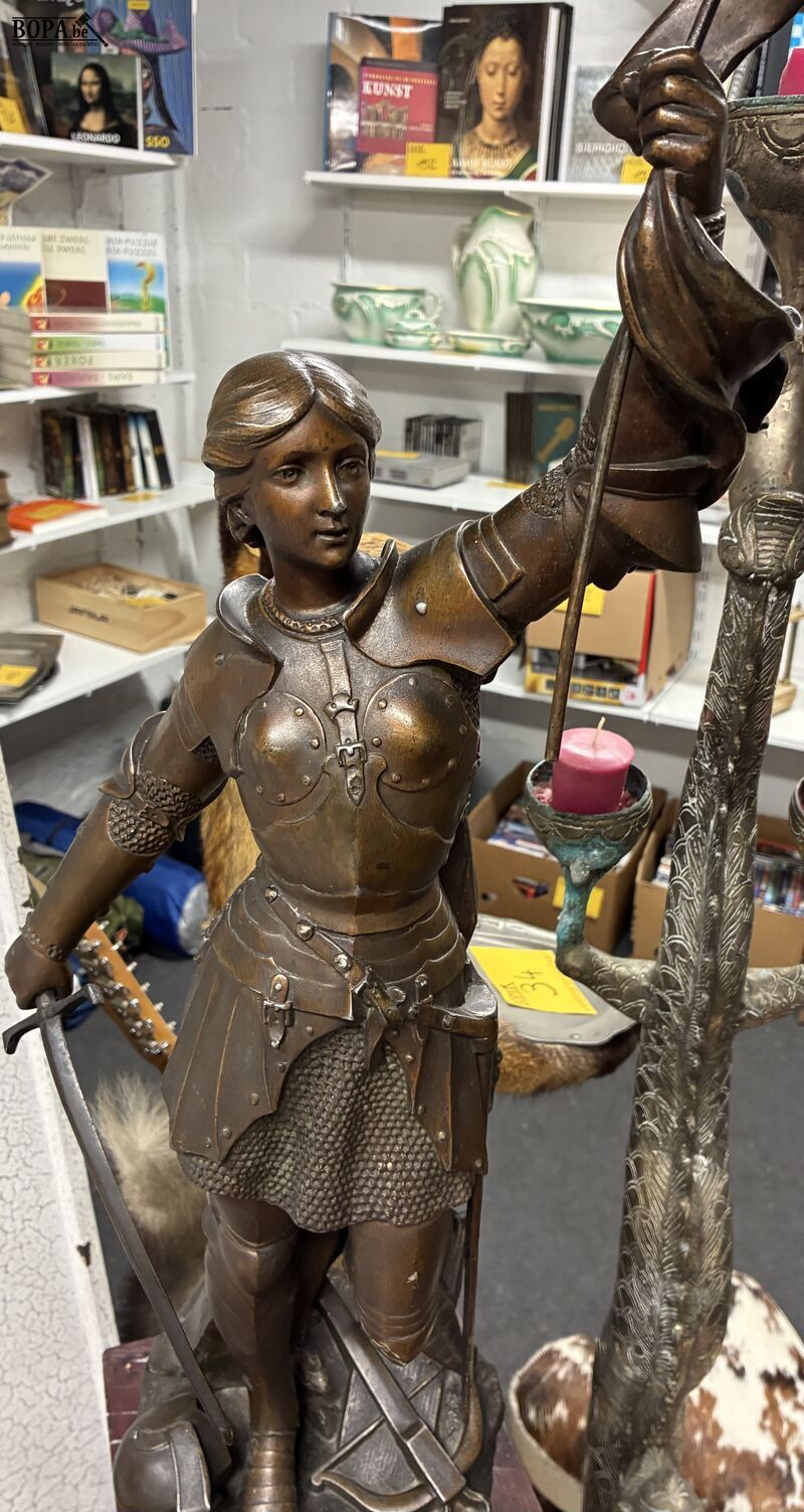 Antieke sculptuur Jeanne d'Arc in gevechtstenue - get – foto 4 – kavel bij BOPA Auctions, Ieper
