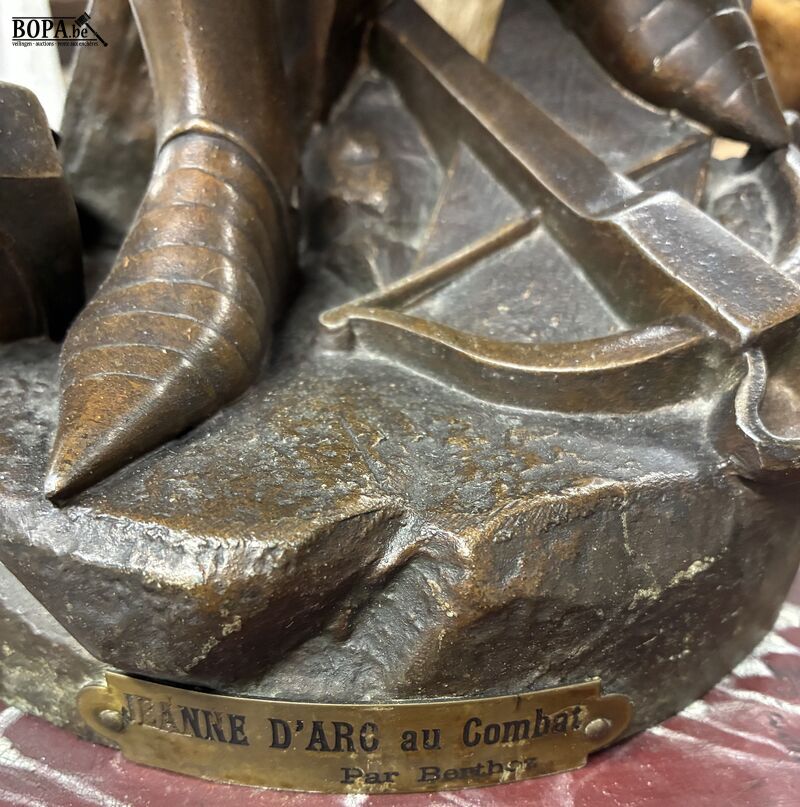 Antieke sculptuur Jeanne d'Arc in gevechtstenue - get – foto 6 – kavel bij BOPA Auctions, Ieper