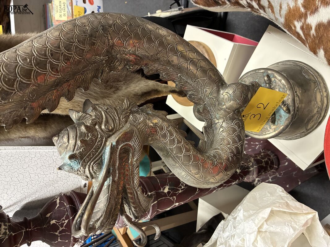 Oosters gebogen drakenkandelaar – foto 2 – kavel bij BOPA Auctions, Ieper