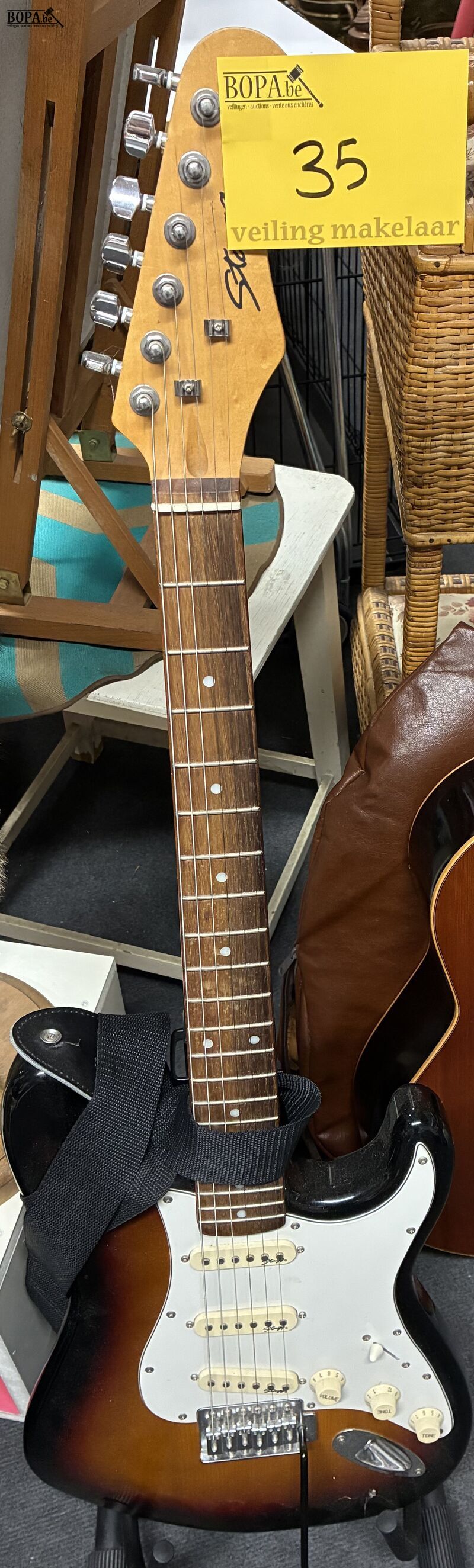 Elektrische gitaar - Stratocastermodel - Stagg – foto 2 – kavel bij BOPA Auctions, Ieper