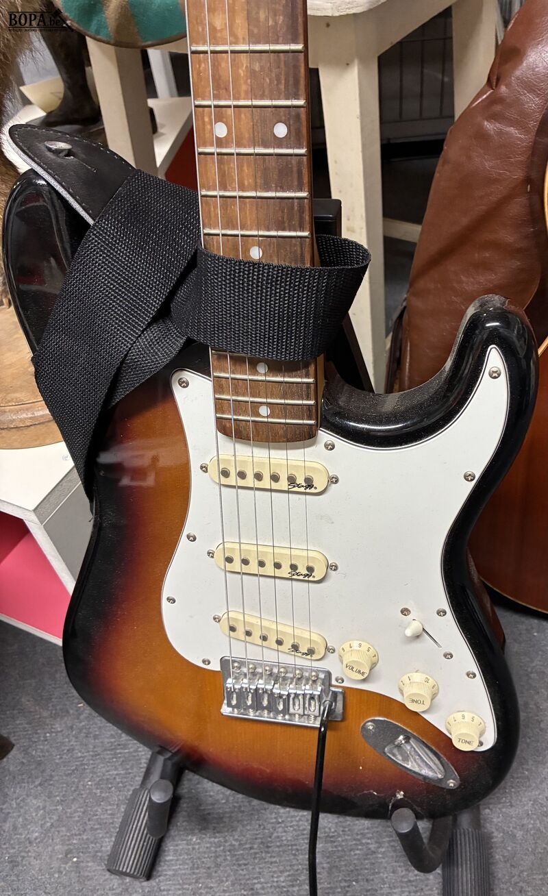 Elektrische gitaar - Stratocastermodel - Stagg – foto 4 – kavel bij BOPA Auctions, Ieper