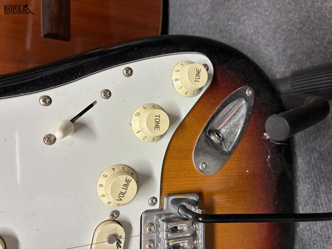 Elektrische gitaar - Stratocastermodel - Stagg – foto 5 – kavel bij BOPA Auctions, Ieper