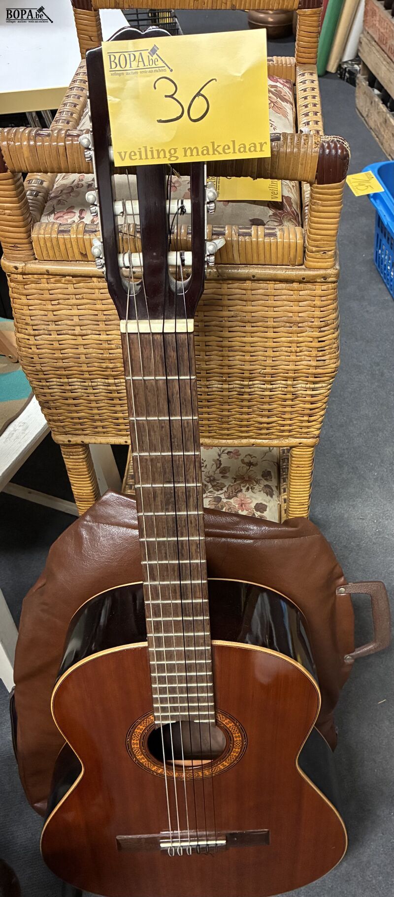 Gitaar met opbergzak – foto 2 – kavel bij BOPA Auctions, Ieper