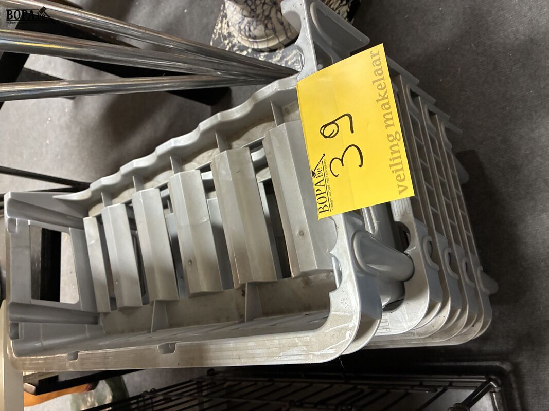 Lot stapelbare kunststoffen flessenhouders - 5 stuks – foto 2 – kavel bij BOPA Auctions, Ieper