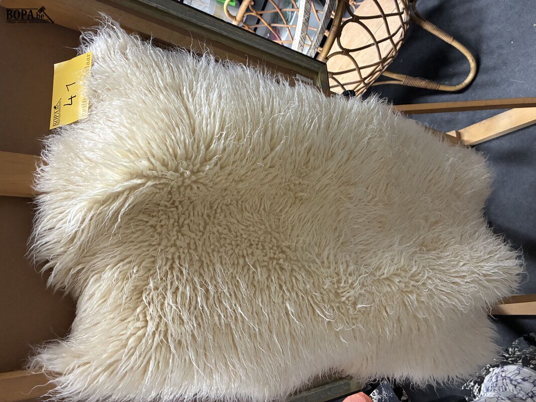 Ecrukleurig schapenvacht synthetisch – foto 2 – kavel bij BOPA Auctions, Ieper