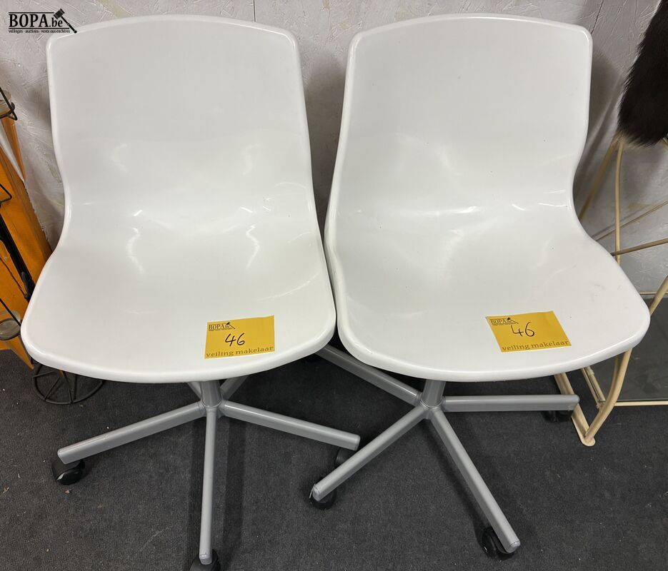 Witte kunststof bureaustoel - 2 stuks – foto 2 – kavel bij BOPA Auctions, Ieper