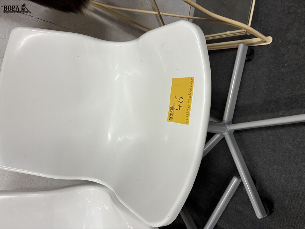 Witte kunststof bureaustoel - 2 stuks – foto 4 – kavel bij BOPA Auctions, Ieper