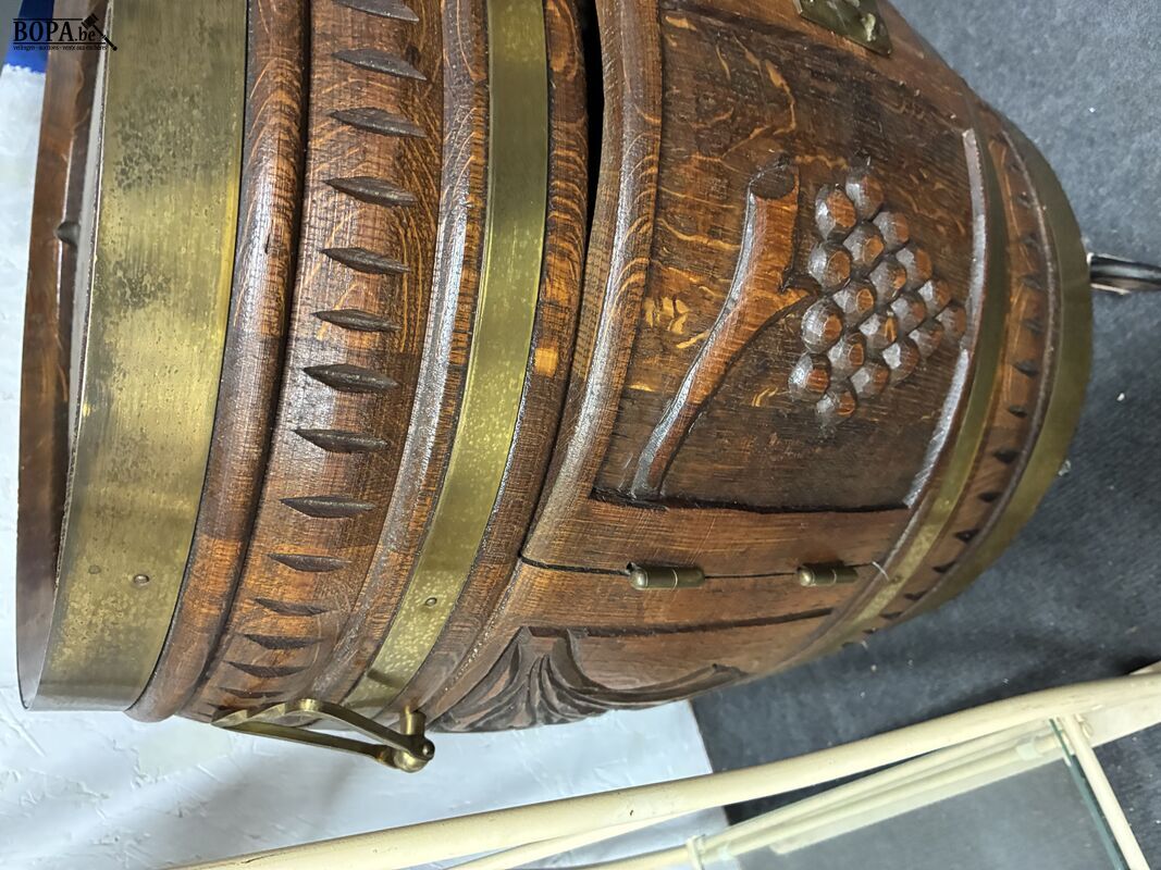 Vintage houten barkastje in de vorm van een ton – foto 4 – kavel bij BOPA Auctions, Ieper