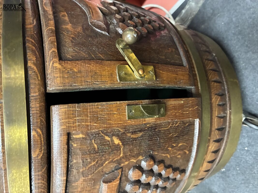 Vintage houten barkastje in de vorm van een ton – foto 5 – kavel bij BOPA Auctions, Ieper