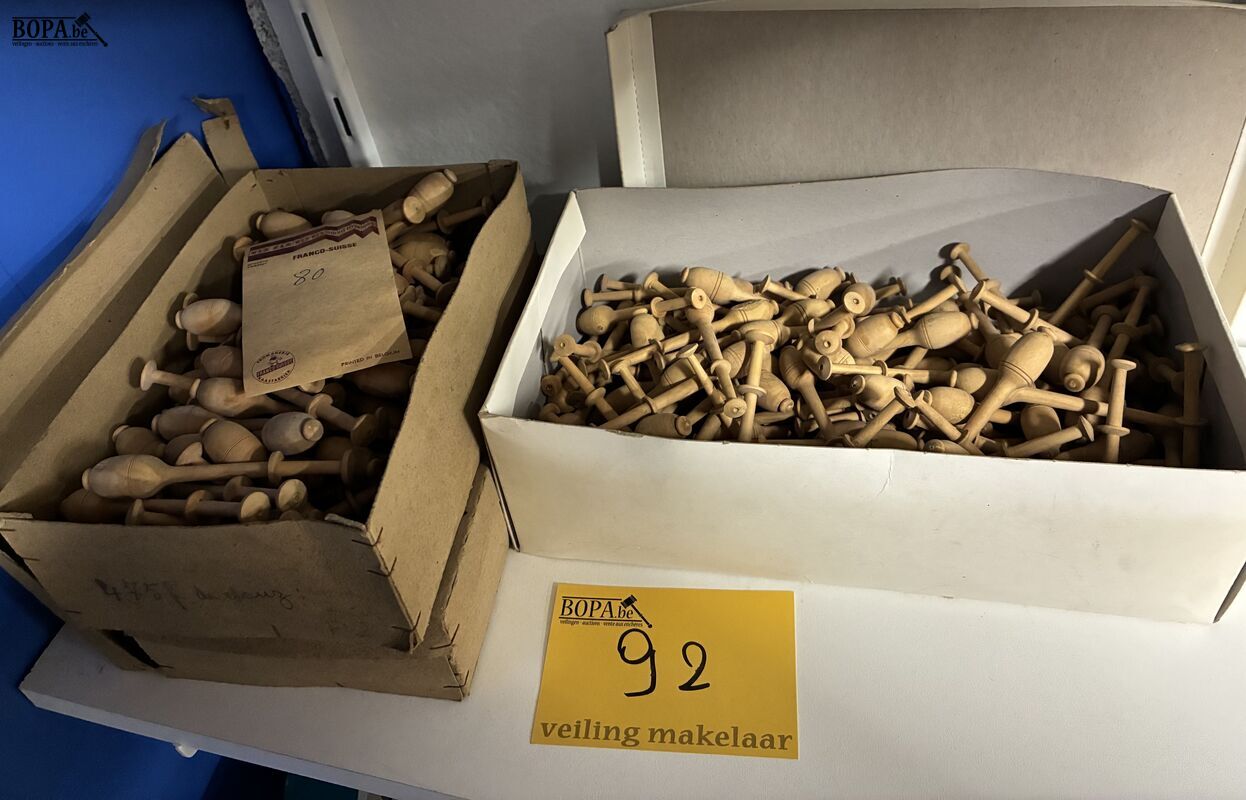 Lot houten kantklossen – foto 2 – kavel bij BOPA Auctions, Ieper