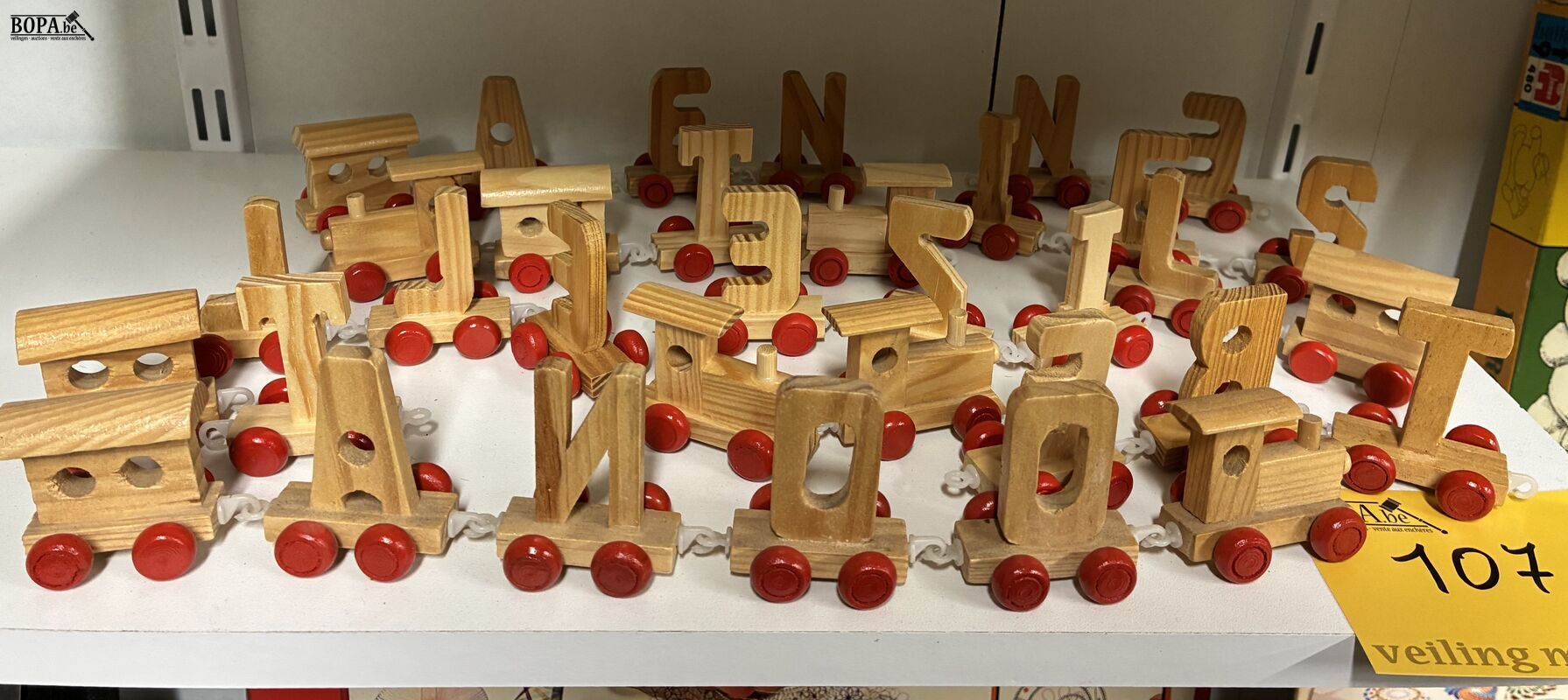 Lot houten treintje en letters - ong. 34 stuks – foto 2 – kavel bij BOPA Auctions, Ieper