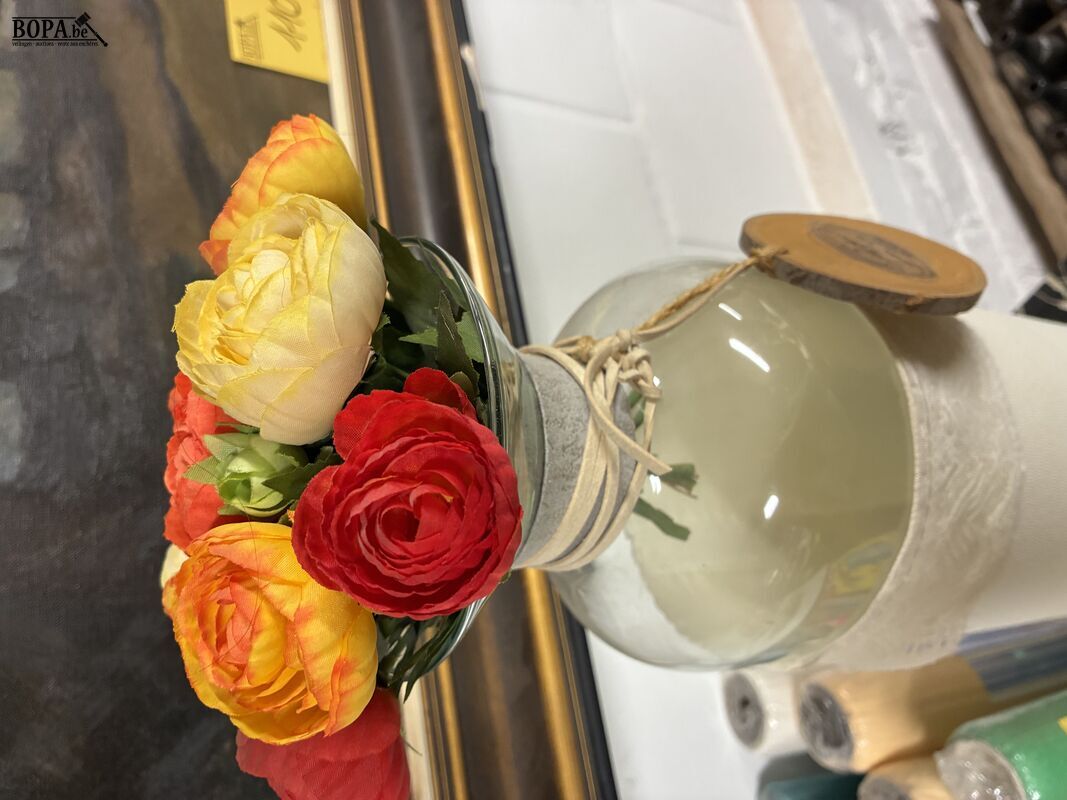 Glazen vaas met kunstbloemen – foto 3 – kavel bij BOPA Auctions, Ieper