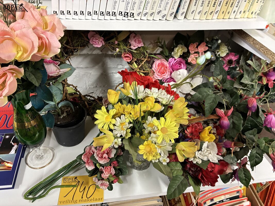 Lot kunstbloemen/kransen – foto 2 – kavel bij BOPA Auctions, Ieper